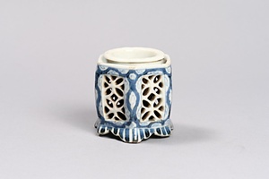 染付透彫六角盃台