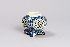 染付透彫方形盃台