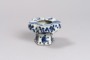 染付五花形盃台