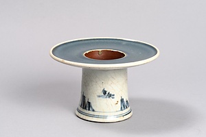 染付山水文盃台
