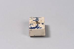 染付菊花文方形水滴