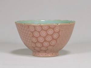 色絵桃図稜花鉢