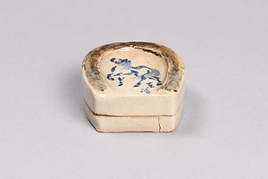 銹絵染付馬文馬蹄形香合