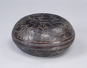 牡丹蝶堆黒菓子器