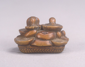 椎茸籠木彫根付