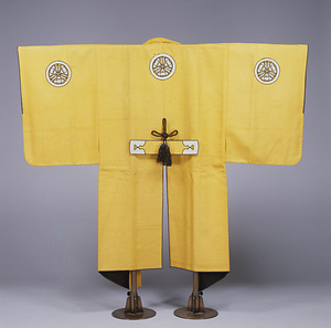 火事羽織 黄へるへとわん無地矢羽橘紋付