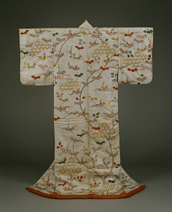 打掛 白綸子地桐立木模様