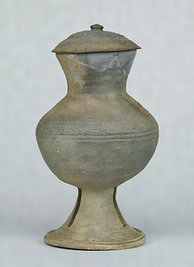 有蓋脚付長頸壺