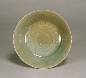 青磁印花菊花文輪花皿