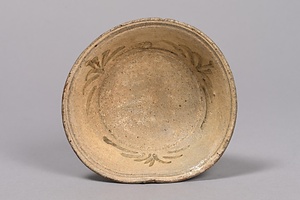 粉青鉄絵蔓草文高脚杯の身