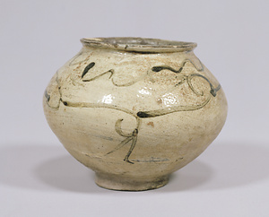 粉青鉄絵蔓草文壺