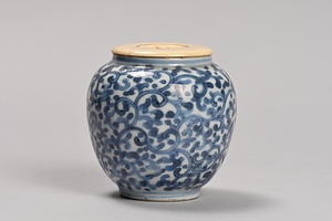 青花唐草文小壺