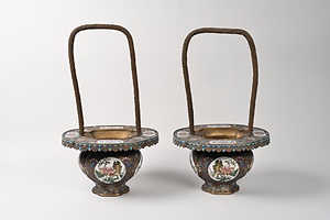 銅胎七宝花卉鳥獣紋提梁花器