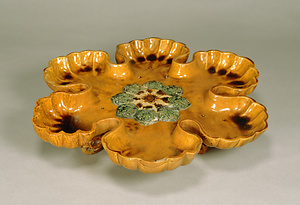 三彩貼花六葉盤