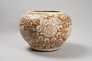白釉刻花牡丹文壺