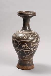 白釉象嵌唐草文盤口瓶