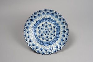 青花蓮弁文輪花皿