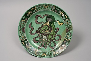 素三彩玉取獅子文輪花盤