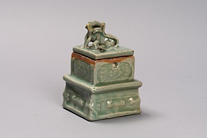 青磁陽刻花卉文獅子鈕香炉