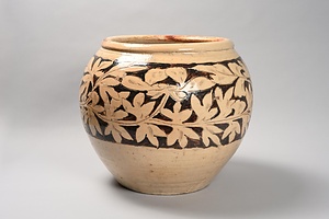白釉黒花牡丹文壺