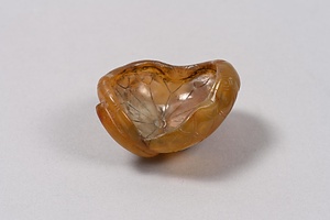 蓮葉形黄瑪瑙筆覘