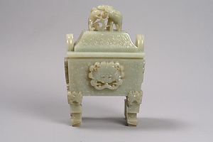 獅子彫青玉方鼎