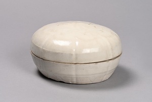 白磁印花牡丹文合子