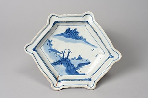 青花山水人物図六角皿
