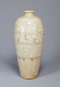 白釉雕花唐草文瓶
