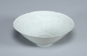 白磁刻花牡丹文輪花鉢