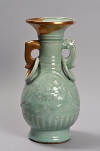 青磁牡丹唐草文双耳瓶