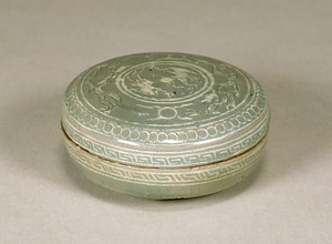 青磁象嵌金彩龍鳳文合子