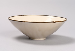 白磁印花花卉文輪花鉢