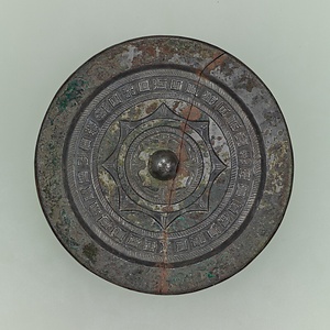 連弧文「日有憙」鏡