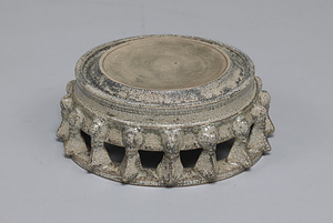 白磁円面多足硯