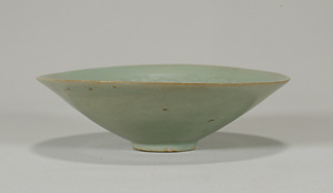 青磁印花宝相華唐草文鉢