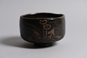 黒楽草花文茶碗