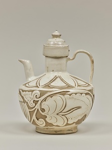 白釉刻花唐草文水注