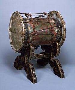 瓦製羯鼓（瓦製彩絵羯鼓胴）／附 桐唐草羯鼓台