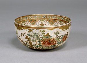 色絵金襴手花鳥文茶碗