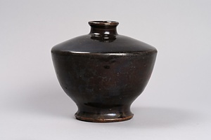 黒釉壺