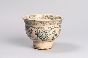 染付唐草文茶碗