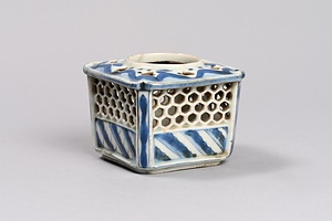 染付透彫方形盃台