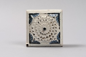 染付菊花文方形水滴