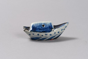 染付舟形水滴
