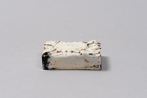 白磁菊花文方形水滴