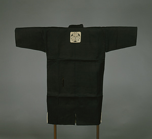 鎧下着 褐色紬地（隅切角三つ葉葵紋付）