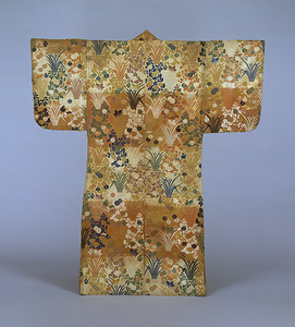 唐織 紅淡茶段菊薄蝶模様