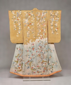 振袖 染分縮緬地枝垂桜菊短冊模様