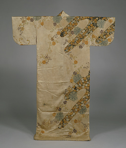 小袖 白綸子地雲桜鉄線花模様